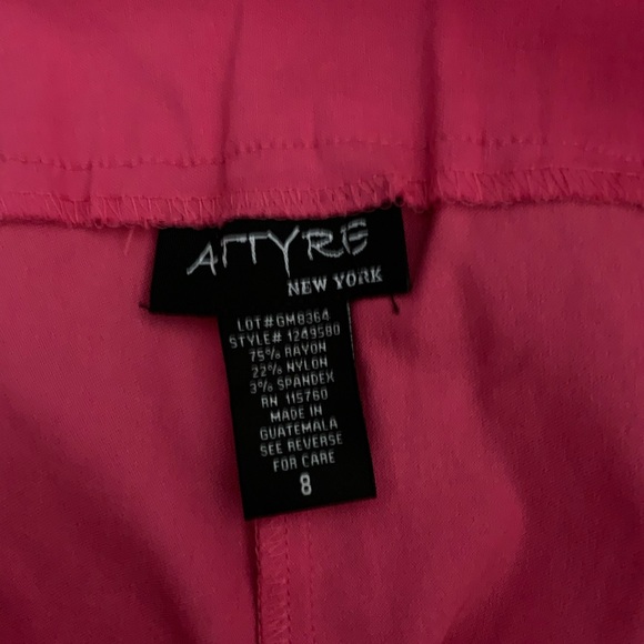 NWOT Pink Capri Pants Ruffled bottom Size 8 - Picture 3 of 5